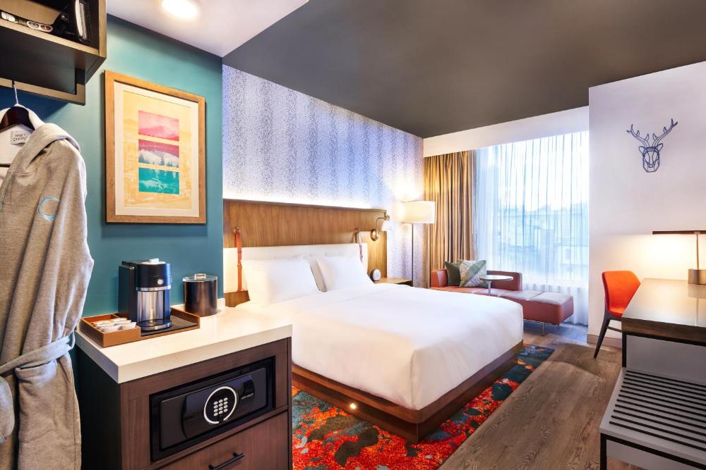 King Room with Roll-In Shower - Disability Access interior